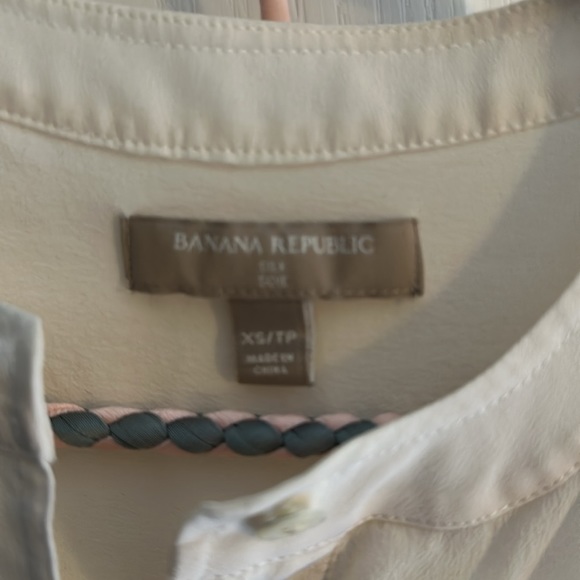 Banana Republic Silk Long sleeve Popover blouse. - Picture 3 of 3